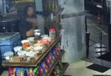 Câmera registrou momento em que policial federal começou a destruir conveniência de posto de combustíveis em Anápolis. (Imagem: Reprodução)
