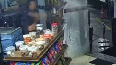 Câmera registrou momento em que policial federal começou a destruir conveniência de posto de combustíveis em Anápolis. (Imagem: Reprodução)