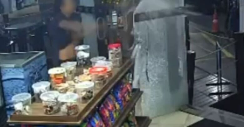 Câmera registrou momento em que policial federal começou a destruir conveniência de posto de combustíveis em Anápolis. (Imagem: Reprodução)