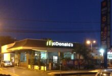 Unidade do McDonald’s onde ocorreu a confusão entre os entregadores durante a madrugada deste domingo (23), em Anápolis. (Foto: Reprodução/Google Maps)