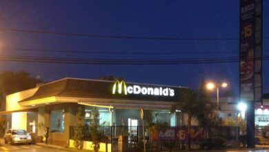 Unidade do McDonald’s onde ocorreu a confusão entre os entregadores durante a madrugada deste domingo (23), em Anápolis. (Foto: Reprodução/Google Maps)