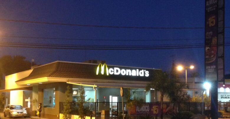 Unidade do McDonald’s onde ocorreu a confusão entre os entregadores durante a madrugada deste domingo (23), em Anápolis. (Foto: Reprodução/Google Maps)